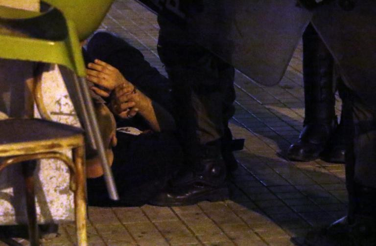 Σε σοβαρή κατάσταση 16χρονος που επιχείρησε να δραπετεύσει από περιπολικό – Είχε συλληφθεί στα χθεσινά επεισόδια